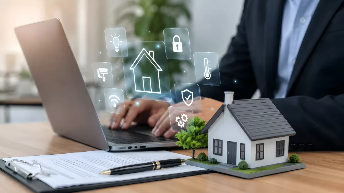 Smart Home Verwaltung mit digitalen Symbolen am Laptop