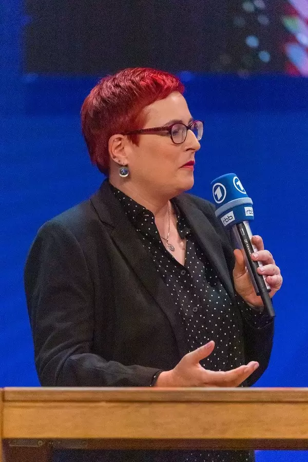 Smart Production: Editor-in-chief and art historian Simone Rafael during the live stream of ARD show Kontraste