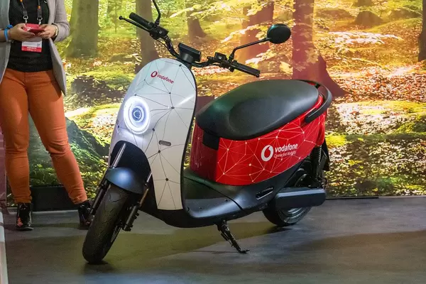 Smarter Elektro-Scooter: Startup unu stellt E-Roller vor, Microsharing mit Vodafone-Technik