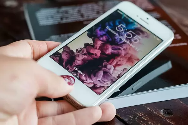 Smartes Handy mit Fingerabdrucksensor