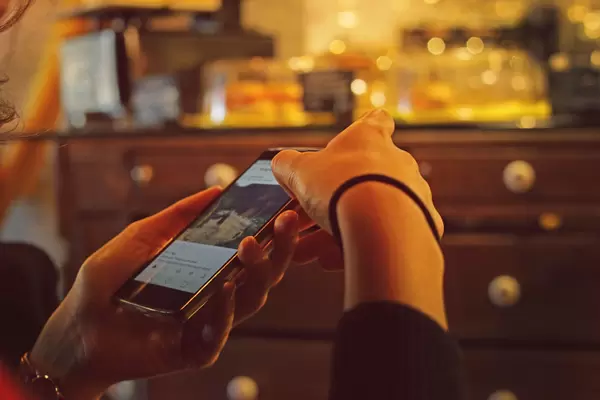 Smarthpone im Cafe checken