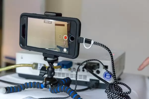 Smartphone am kleinen Gorilla-Stativ während einer Videoaufnahme