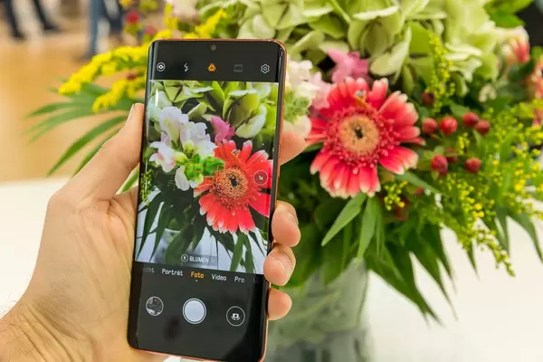 Smartphone camera test with Huawei P30 Pro: mobile phone photo and direct color comparison of a colorful bouquet of flowers