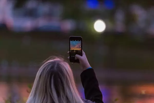 Smartphone Fotografie - eine Frau hält ne Abendhimmel fest