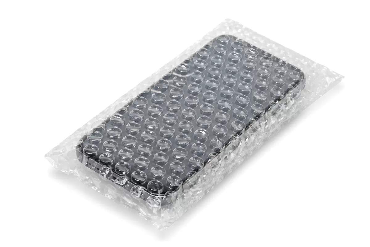 Smartphone in Luftpolsterfolie verpackt auf weißem Hintergrund