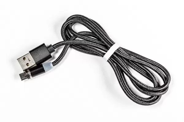 Smartphone Mini-USB Ladekabel auf einem weißem Hintergrund Draufsicht