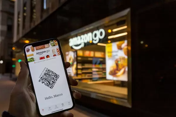 Smartphone mit Amazon-Go App vor einem Ladengeschäft von Amazon Go in Chicago