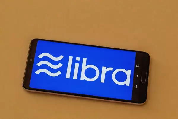 Smartphone mit dem Libra Logo auf dem Bildschirm