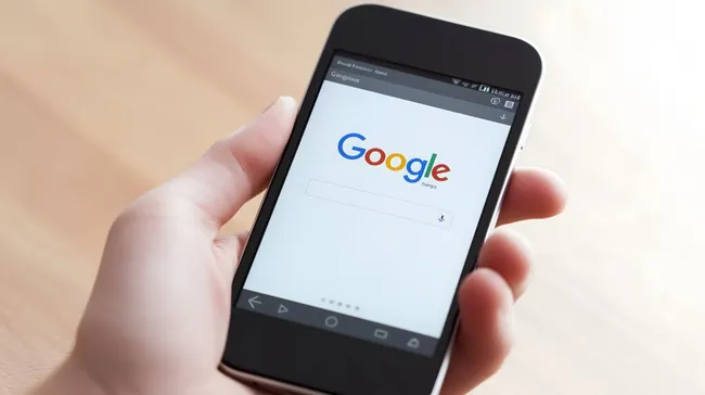 Smartphone mit Google-Suche auf Display
