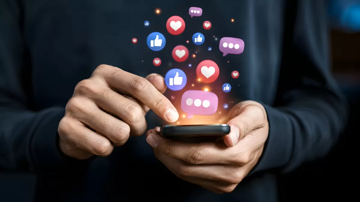 Smartphone mit schwebenden Social-Media-Symbolen