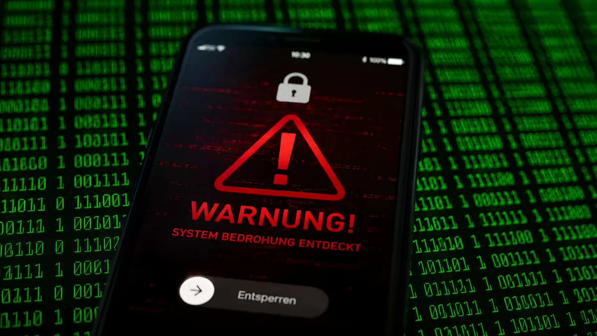Smartphone mit Sicherheitswarnung vor Cyberbedrohung