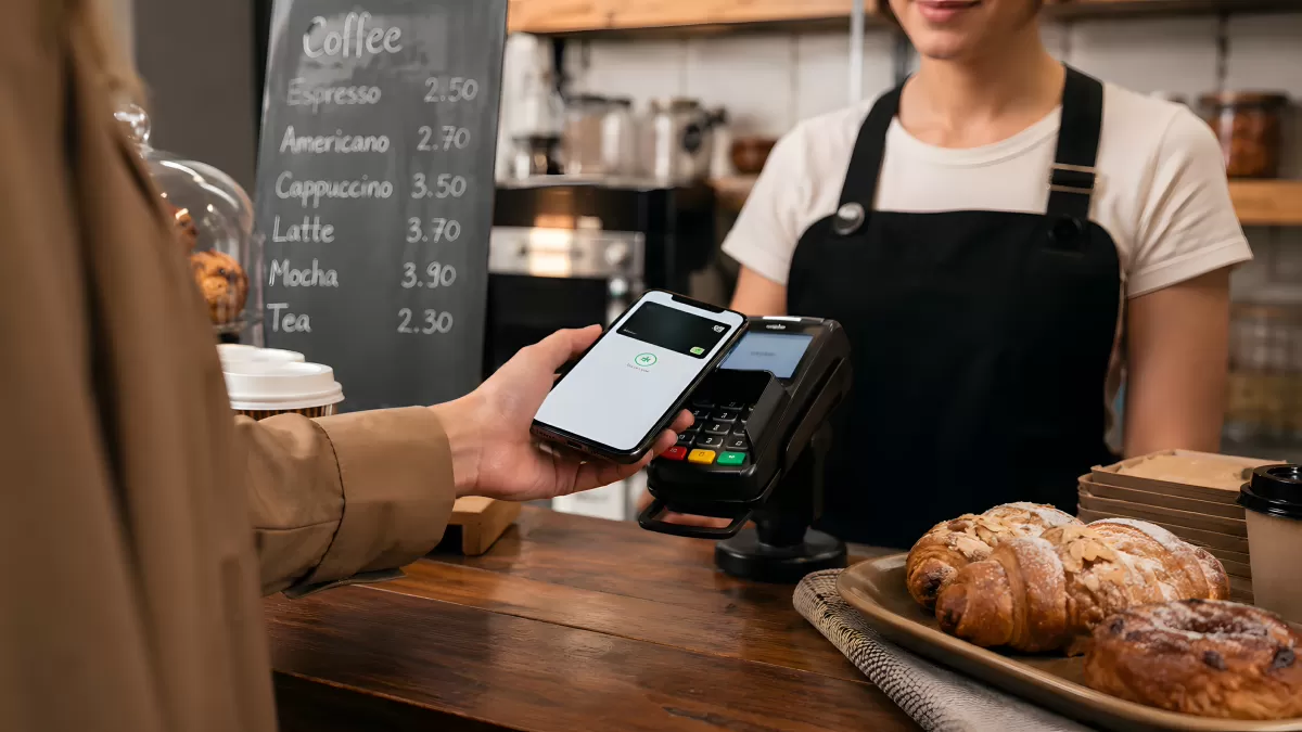 Smartphone-Zahlung kontaktlos im Café nutzen