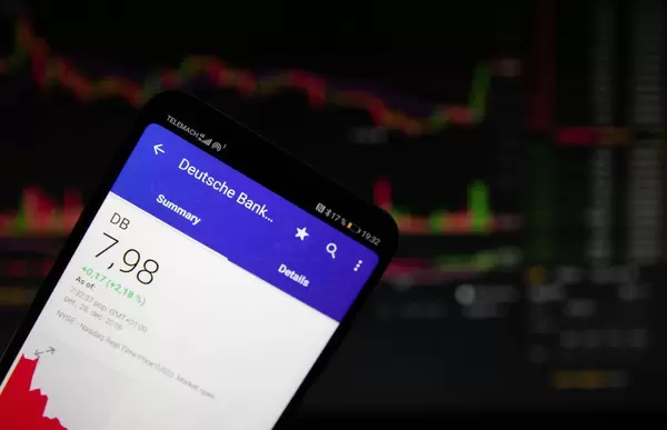 Smartphone zeigt den aktuellen Börsenwert der Deutschen Bank