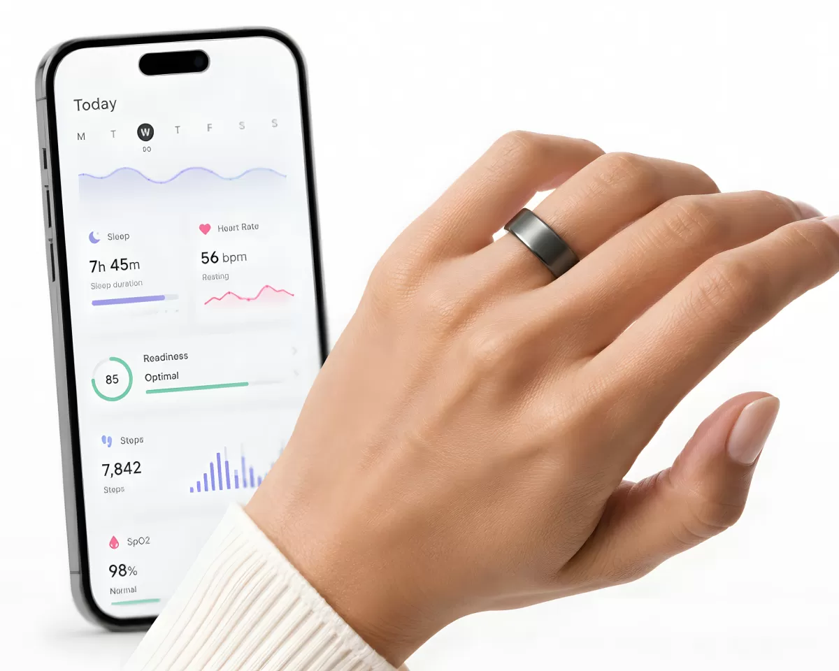 Smartring an der Hand mit Gesundheits-App auf dem Smartphone
