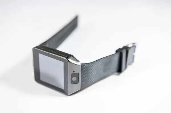 Smartwatch vor weißem Hintergrund