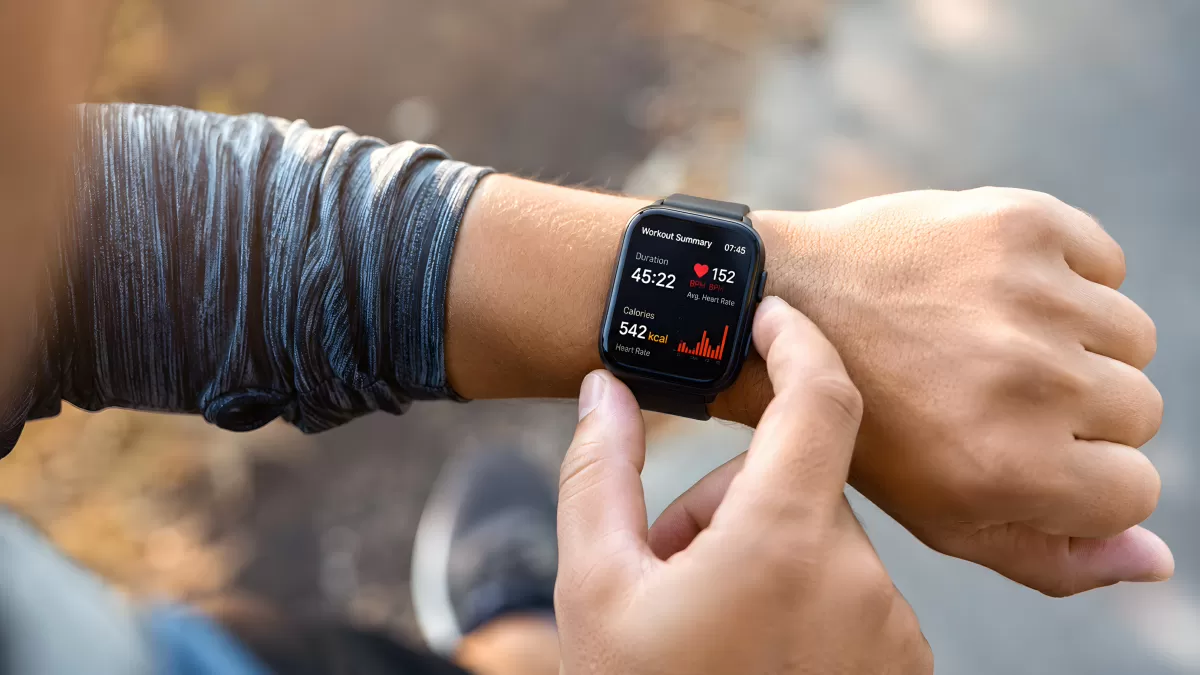 Smartwatch zeigt Workout-Zusammenfassung am Handgelenk