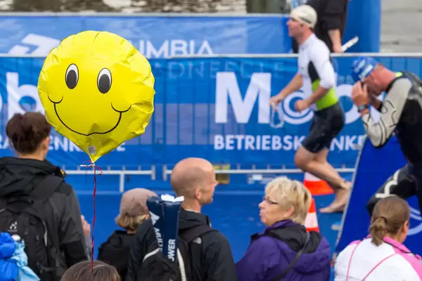 Smile: Wasserausstieg Hamburg Triathlon 2016