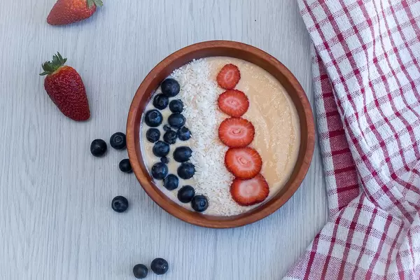 Smooothie bowl with Blueberries, Strawberries and Coconut Flake  (Flip 2019)