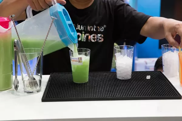 Smoothie am Messestand von It's more fun in the Philippines, boot Düsseldorf 2017