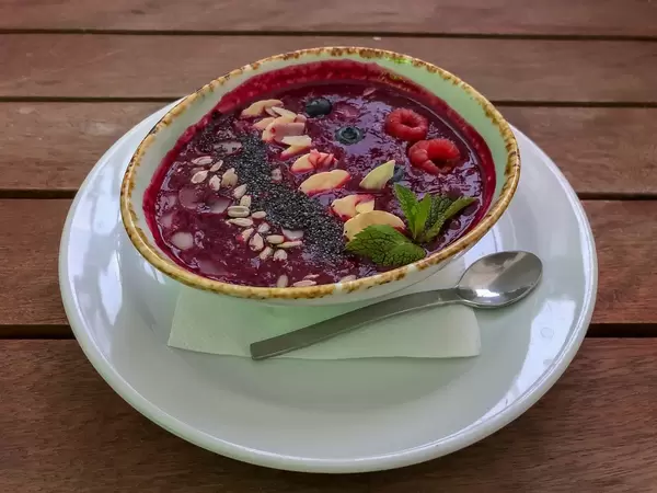 Smoothie Bowl beim Avocado Cafe: Bickbeeren, Banane, Rote-Bete-Saft, Himbeere, Blaubeere, Mohnsamen, Sonnenblumenkerne, Mandeln, Minze