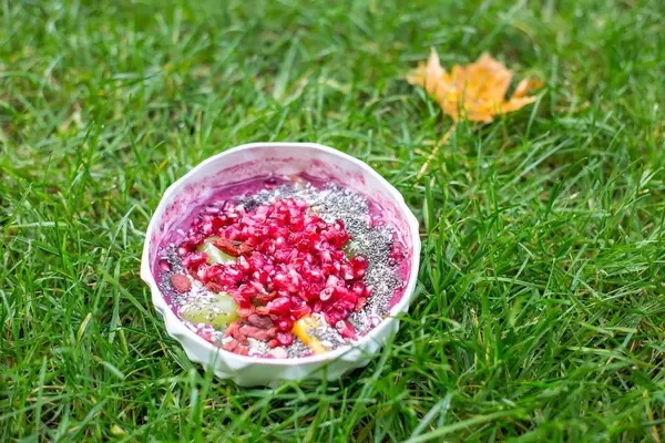 Smoothie-Bowl mit Cranberries und Goji-Beeren