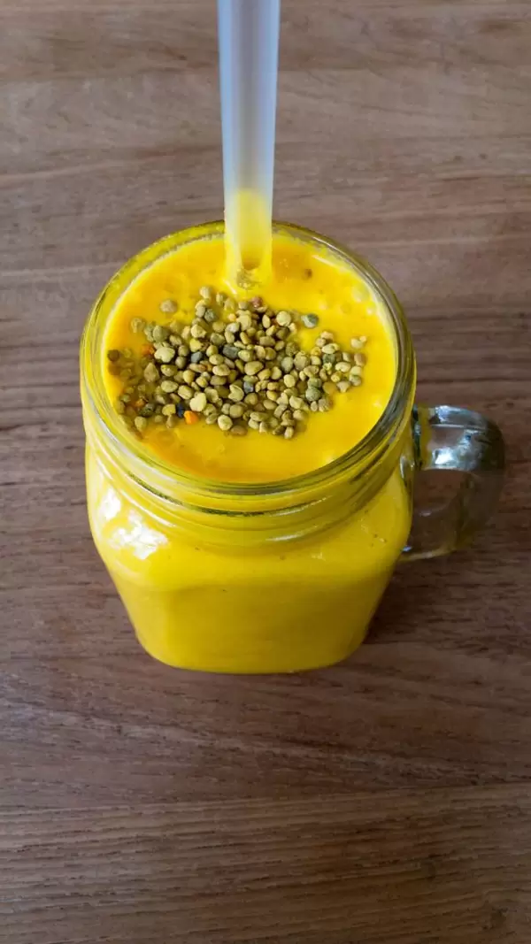 Smoothie mit Mango, Orange, Kurkuma, Maca, Möhre, Cashewnüsse, Blütenpollen, Ingwer, Kokosmilch