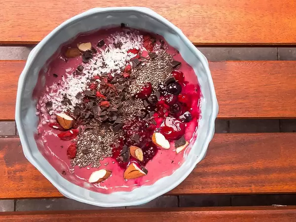 Smoothie mit Palmenfrüchten in einer Schüssel
