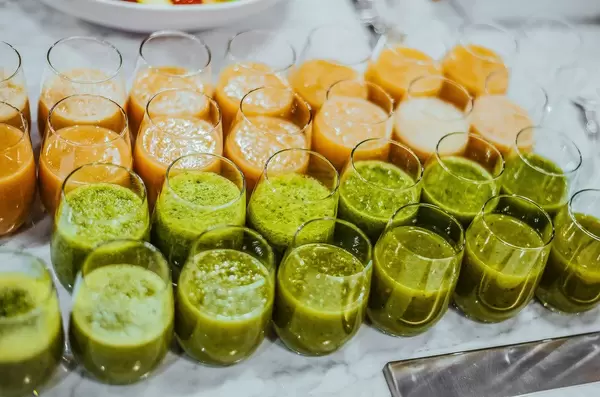 Smoothies aus verschiedenen Früchten zum Frühstück