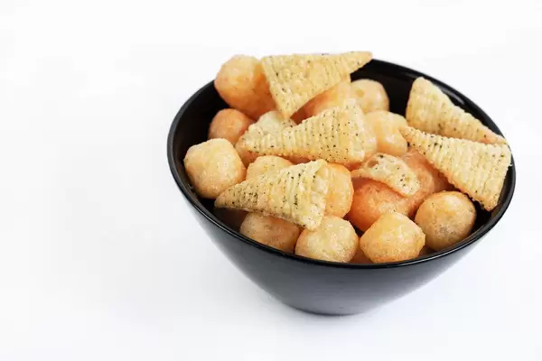 Snacks with Pizza flawor in the black bowl