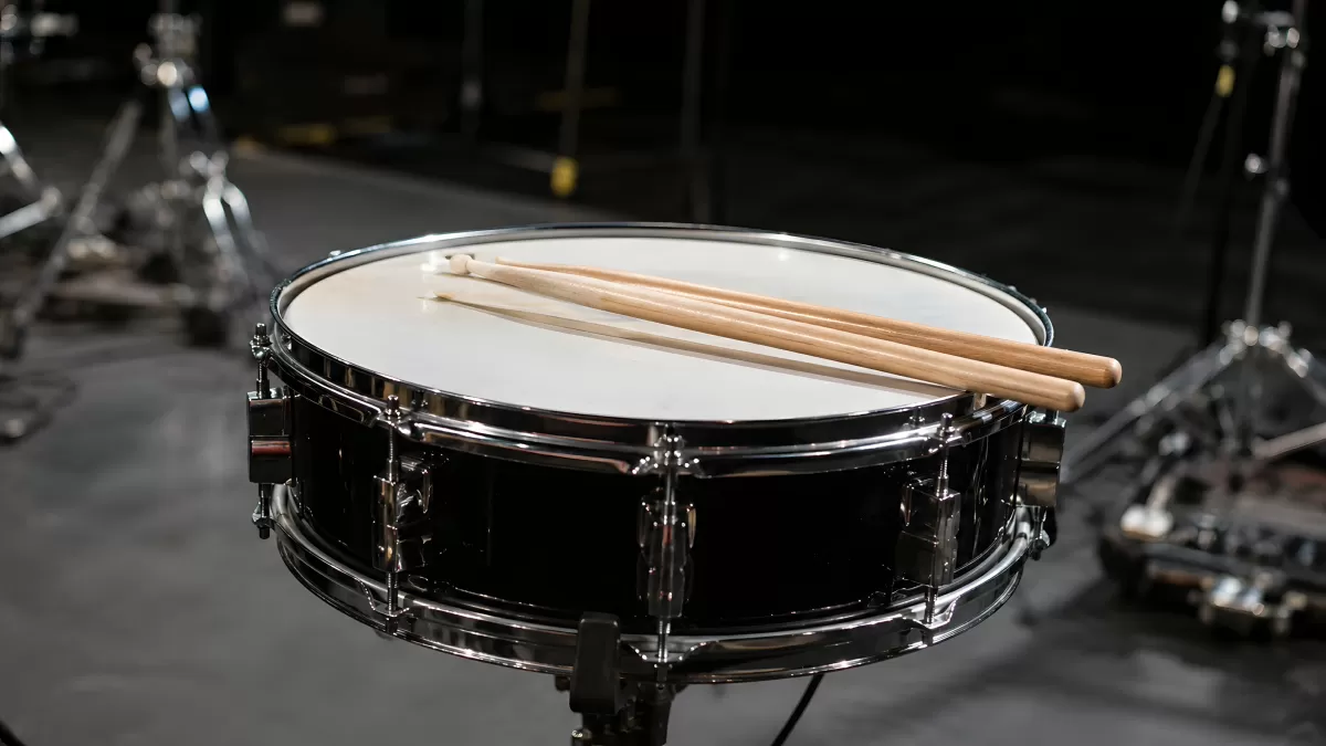 Snare Drum mit Drumsticks auf Ständer im Studio