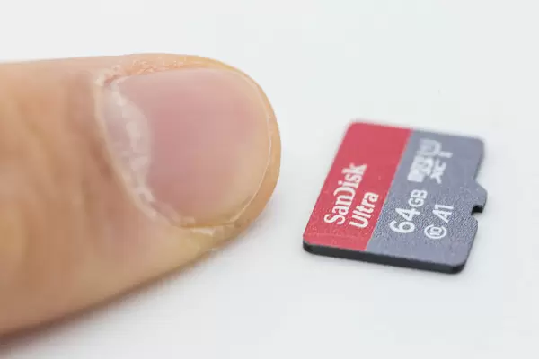 So klein wie ein Fingernagel: Nahaufnahme von Micro SD Karte SanDisk Ultra 64 GB