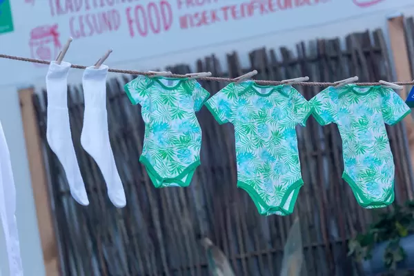Socken und Babywäsche zum Trocknen ausgehängt