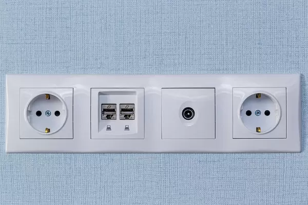 Sockets with antenna cable and internet