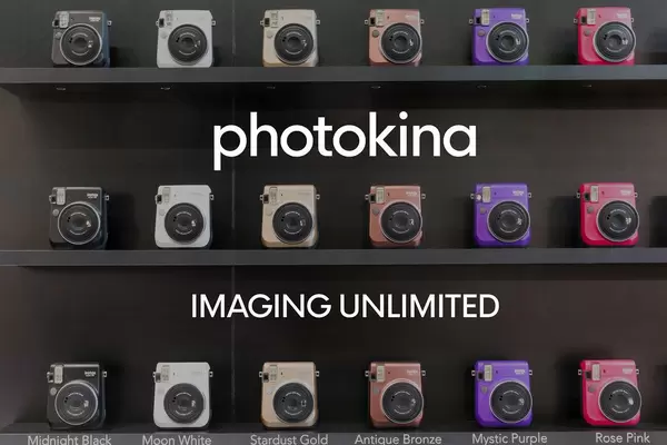 Sofortbildkamera für Retrofotos "Fujifilm Instax mini 70" in verschiedenen Farben und dem Bildtitel "Photokina - Imaging Unlimited"