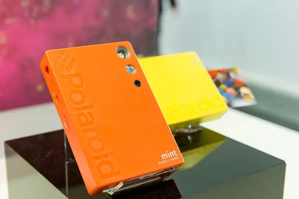 Sofortbildkamera: Polaroid mint shoot + print in bunten Farben