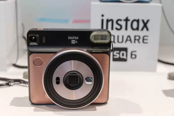 Sofortbildkamera von Instax Square SQ 6 im Farbton Blush Gold an der Photokina in Köln