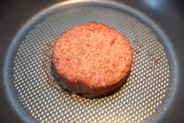 Sojafreier Burgerpatty von Beyond Meat in einer Pfanne, als Fleischalternative für ein veganes Mittagessen