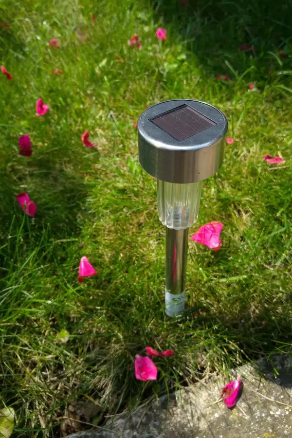 Solar garden light with rose petals all around  Flip 2019