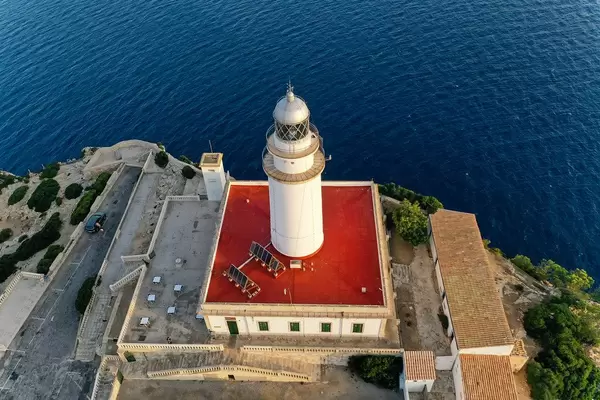 Solaranlagen auf dem roten Dach des Leuchtturms am Cap de Formentor, Mallorca