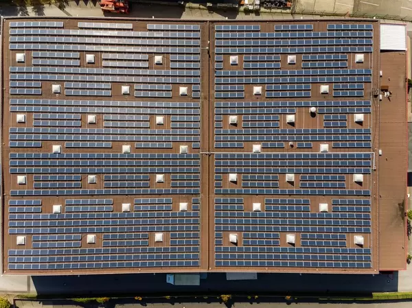 Solarmodule auf dem Dach eines Gebäudes. Vogelperspektive