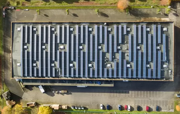 Solarpaneele auf dem Dach des Werkes von Renusol - Luftbildaufnahme