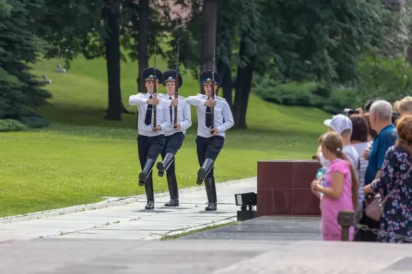 Soldaten des Präsidentenregiment des Kreml marschieren