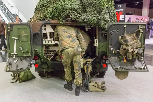 Soldaten laden Ausrüstung in ein Kettenfahrzeug