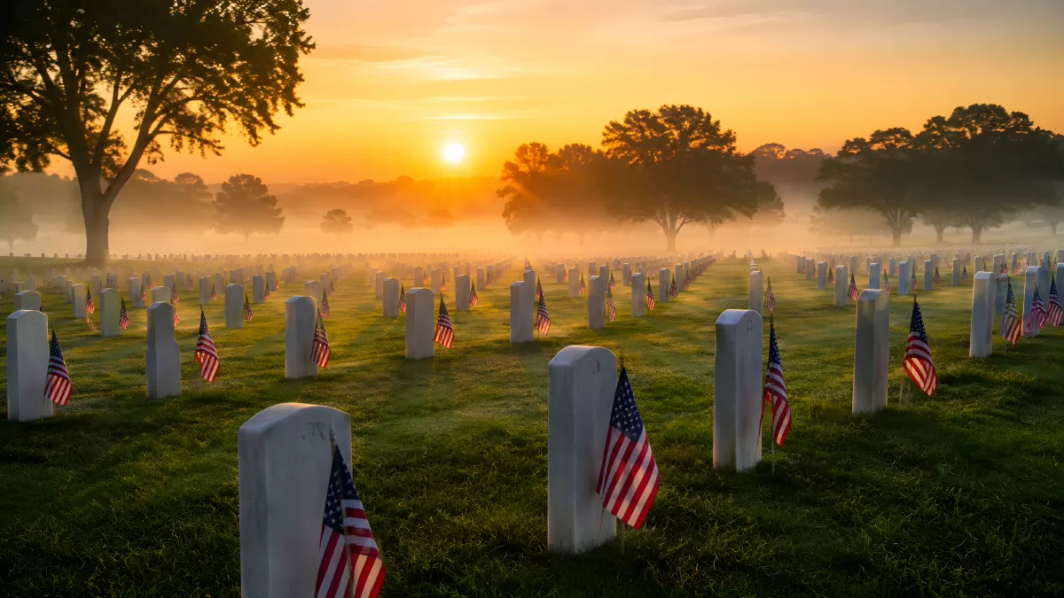 Soldatenfriedhof bei Sonnenaufgang mit US-Flaggen
