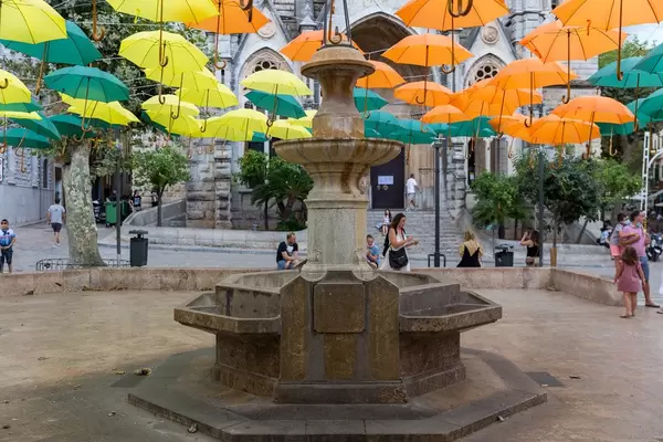 Sollér: Víctor Balaguer's installation with colourful suspended umbrella in the Plaza de la Constitución