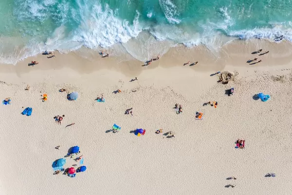 Sommer 2020, Luftaufnahme von Urlaubern in der Sonne am Cala Mesquida Strand auf Mallorca