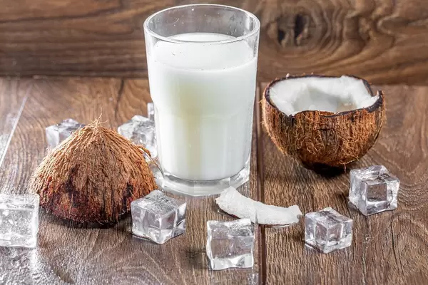 Sommercocktail mit Kokosnussmilch und Eiswürfeln