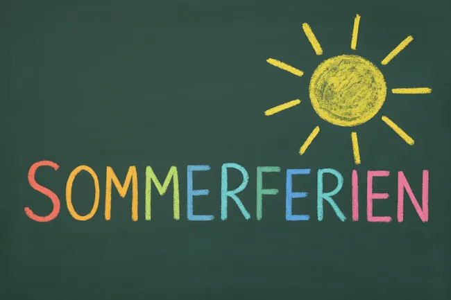 Sommerferien-Collage mit Sonne und Regenbogenfarben