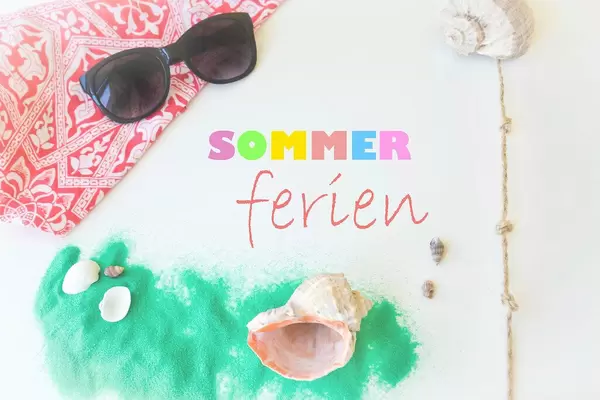 Sommerferien Symbolbild mit sonnenbrille muscheln und sand