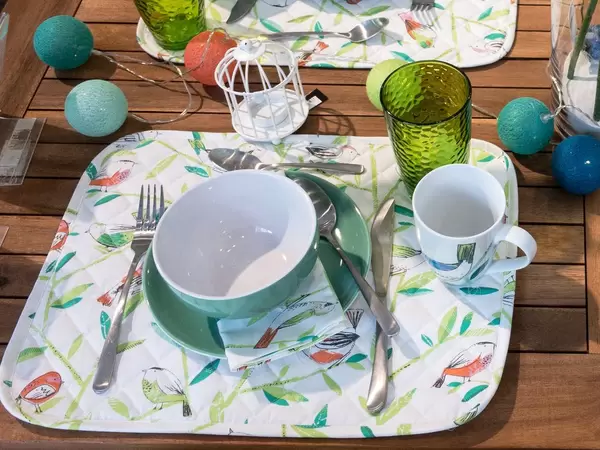 Sommerlich dekorierter Gartentisch im Sommer